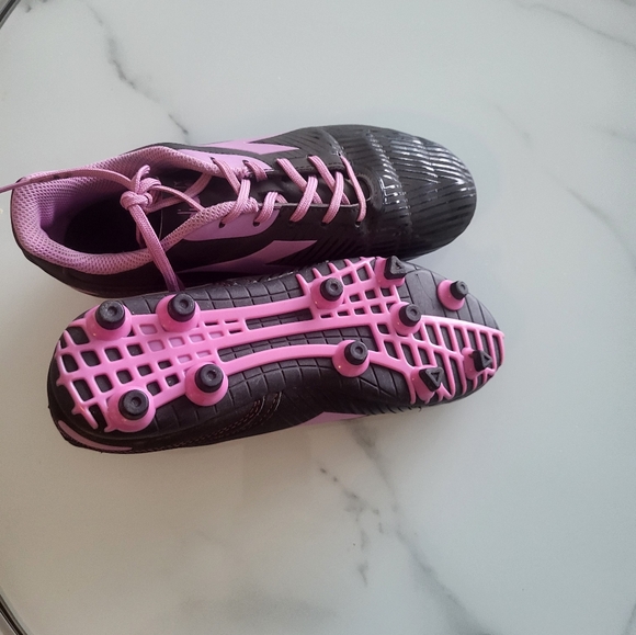 Female soccer cleats/shoes - Picture 2 of 5